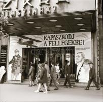 1971 Budapest, a Fővárosi Moziüzemi Vállalat hirdető oszlopai, plakáthelyei, kirakatai, ahol az új f...