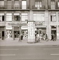 1971 Budapest, a Fővárosi Moziüzemi Vállalat hirdető oszlopai, plakáthelyei, kirakatai, ahol az új f...