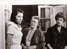 cca 1967 Fiatalok című szovjet film állóképei, 28 db negatív (ezekről készültek a mozik kirakatában,...