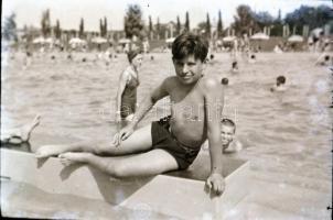 cca 1955 Tiszavölgyi József (1909-?) fotóriporter hagyatékából 21 db vintage negatív, 4x6 cm és 6x9 cm között