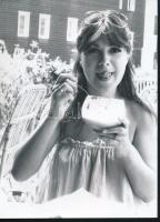 cca 1977 Heilig Gábor és Eszményi Viktória előadóművészek, 13 db vintage fotó a fiatal házasokról, a...