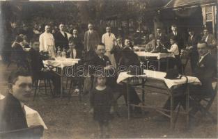 1927 Nagyvárad, Oradea; Kék macska vendéglő kerthelyisége, vendégek és pincérek / restaurant garden, waiters, photo