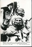 Hazai és külföldi témákban készült MTI sajtófotók, 22 db feliratozva, 21x18 cm Közte vadászat és mil...