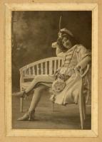 cca 1910-1930 Fiatal hölgy, fotó, paszpartuban, 14,5×10 cm