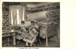 Parádés szoba, belső, magyar folklór Kalocsáról / Hungarian folklore, room interior, traditional costumes