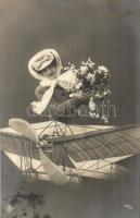 25 db RÉGI motívumlap: hölgyek / 25 pre-1945 motive cards: ladies, couples, romance