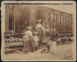 1904 Katonák és civilek egy vasútállomáson, vágott fotólap, sérülésekkel, 9x11 cm