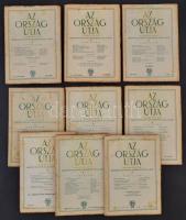 1937 Az ország útja. Állam és nemzetpolitikai folyóirat. Szerk.: Barankovics István, Dessewffy Gyula. 1937. március-december, 1-10. számok.(5-6. dupla szám.) Első, teljes évfolyam. Bp., Deák Ferenc Társaság. Papírkötés, kissé foltos borítókkal, két szám kijár a borítóból, de a könyvtest egyben van, Udvardi és Básthi dr. Udvardy Jenő (1880-1941) jogász, kormányfőtanácos, zalaegerszegi ügyvédi kamara elnökének ex libris-szeivel. (8 db.)