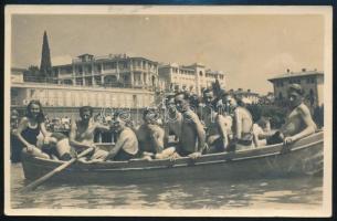 cca 1930-1940 Csónakázók, fotólap, 9x14 cm