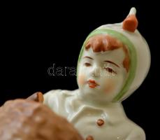 Zsolnay faágakat gyűjtő kisfiú, kézzel festett, jelzett (tercia), hibátlan, m:15 cm