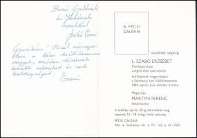 L. Szabó Erzsébet (1935-) Munkácsy-díjas üvegtervező iparművész aláírása kiállítási meghívón, Bozó Gyula (1913-2004) grafikus-iparművésznek dedikálva, 14,5x10,5 cm