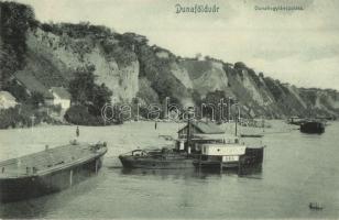 Dunaföldvár, Dél oldalkerekes vontató gőzhajó a kikötőben, Somló Manó kiadása (EB)