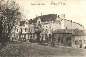 Breznobánya, Brezno nad Hronom; Central szálloda, utcakép, Paskusz és Bucskó üzlete / hotel, shops, street, automobiles