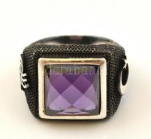 Ezüst(Ag) lila üveg kővel díszített keleti mintás gyűrű, jelzett, méret: 59, bruttó: 13,5 g