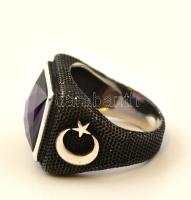 Ezüst(Ag) lila üveg kővel díszített keleti mintás gyűrű, jelzett, méret: 59, bruttó: 13,5 g