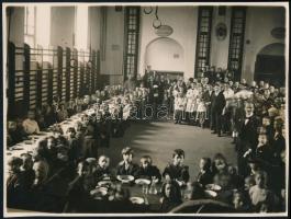 1924 Budapest XIII. a Pannónia utcai iskola tornaterme. Schioppa Lőrinc pápai nuncius ebédet oszt gyermekeknek 26x18 cm