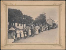 cca 1900 Eger 2 db nagyobb méretű keményhátú fotó. Felvonulás és esküvő. 22x17 cm