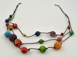 Színes, különféle gyöngyökkel díszített nyaklánc, textil, fém, fa elemekből, h: 55 cm