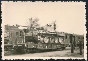 cca 1943 Párduc harckocsi álcázása és szállítása vasúti kocsin, magyar pályaudvaron, 6x9 cm / Panther tank in Hungary
