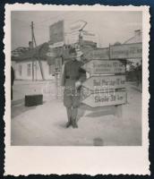1944 Strij(Sztrí, Ukrajna), Magyar katona útjelző táblánál, hátoldalon feliratozott fotó, 6,5x5,5 cm