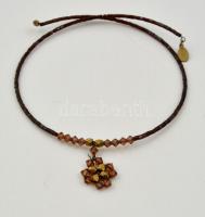 Barna gyöngyökkel díszített nyaklánc, fűzött gyöngy medállal, d: 12 cm
