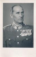 cca 1940 Magyar királyi tábornok, számos első világháborús kitüntetéssel (csapattiszti jelvény, magyar érdemkereszt, stb.), fotólap, 13,5x9 cm