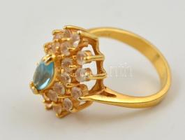 Világoskék és áttetsző kövekkel díszített elegáns aranyszínű bizsugyűrű, méret: 52