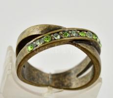 Zöld és áttetsző szintetikus kövekkel díszített fém bizsu gyűrű, méret: 54