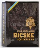 Jakab István László: Bicske története. Bicske, 1969, Szerzői kiadás. Kiadói egészvászon-kötés, gazdagon illusztrálva. Megjelent 3000 példányban. Szép állapotban.