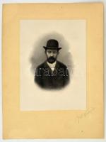 1930 Zsidó férfi műtermi portréja akvarellel átfestve, kartonra kasírozott fotó Várady Lajos fotószalonjából, pecséttel jelzett, fotó mérete: 22x16 cm