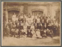 cca 1910 Gyerekmunkások csoportképe a kispesti Hungária Selyemszövő Gyárban, kartonra kasírozott fotó Hinkó műterméből, 18x23 cm