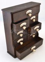 Régi fiókos fűszertartó polc, porcelán feliratokkal és gombokkal, az egyik feliraton kis sérülés, eg...