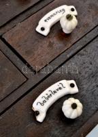 Régi fiókos fűszertartó polc, porcelán feliratokkal és gombokkal, az egyik feliraton kis sérülés, eg...