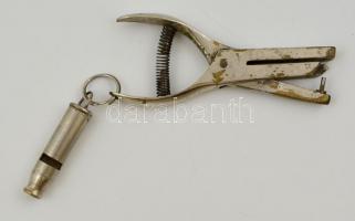 1950 Fővárosi Villamos Vasút Községi Vállalat (FVKV) kalauz jegylyukasztó és síp, h: 15 és 6,5 cm