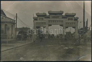 cca 1920-1940 Peking déli kapuja, Kína, fotó, hátoldalán feliratozott, 10x16 cm./ cca 1920-1940 South gate of Bejing, China, photo, with writings on the back, 10x16 cm.