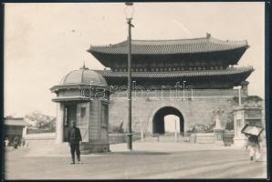 cca 1920-1940 Peking északi kapuja, Kína, fotó, hátoldalán feliratozott, 10x16 cm./ cca 1920-1940 North gate of Bejing, China, photo, with writings on the back, 10x16 cm.