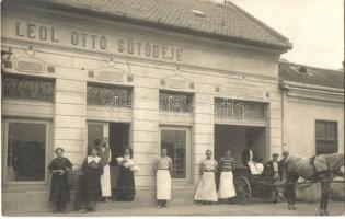 1912 Budapest XVIII. Pestszentlőrinc, Pusztaszentlőrinc; Üllői út 131. Ledl Ottó gőzsütődéje, dolgozók az üzlet előtt, photo (EK)