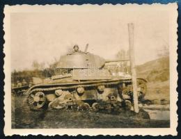 cca 1930-1940 Gyakorlatozó katona harckocsival, fotó, 6x8 cm./ cca 1930-1940 Soldier in tank, photo, 6x8 cm.