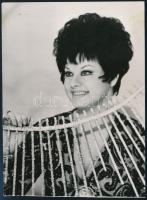 Jákó Vera (1934-1987) előadóművész, nótaénekesnő hátoldalán dedikált fotólapja, 12x9 cm