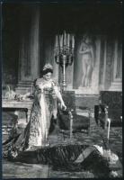 Takács Paula (1913-2003) opera-énekesnő hátoldalán dedikált fotólapja, 14x10 cm
