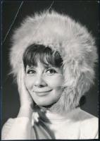 1966 Ruttkai Éva (1927-1986) színésznő hátoldalán dedikált fotólapja, 14x10 cm