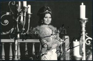 Sass Sylvia (1951-) Liszt Ferenc-díjas magyar opera-énekesnő (szoprán), érdemes művész, a Halhatatlanok Társulatának örökös tagjának saját kezű aláírása egy a művésznőt ábrázoló fotón, 10x15 cm
