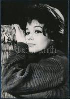1965 Krencsey Marianne (1931-2016) színésznő aláírása őt ábrázoló fotólapon, 13x9 cm
