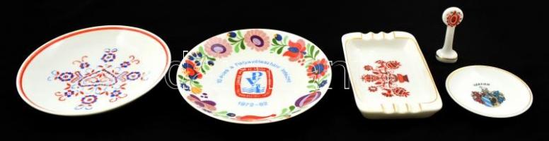Kis Hollóházi tétel: 3 db tányér ill. tálka, d: 15 ill. 8 cm + hamutartó pipatömővel, 13,5×8×2 cm, matricásak, jelzettek, kis kopásokkal