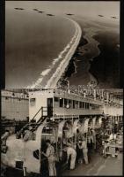 cca 1939-1945 Boeing repülőgépgyár képei, többségében a gyártósorról, közte egy a repülőkről repülés...