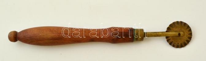 Régi derelyevágó, fa nyéllel, h: 17 cm
