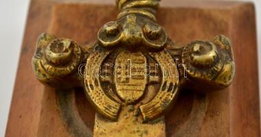 Réz dísztőr koronás kiscímer díszítéssel, fa talapzaton. h: 20,5 cm