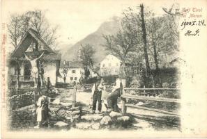 Tirol (Merano), Dorf Tirol bei Meran (Südtirol); street view with cross and church