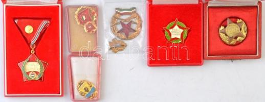 8db-os vegyes kitüntés és jelvény tétel a szocialista korszakból, kettő kivételével mind tokban, közte "Hűséggel a nép egészségéért" és "Kiváló Társadalmi munkáért" T:2,2- tűhiány
