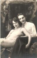 4 db régi erotikus fotó kisminkelt férfivel (?) (leszbikus pár?) / 4 vintage erotic photo with man in makeup (?) (lesbian couple?)